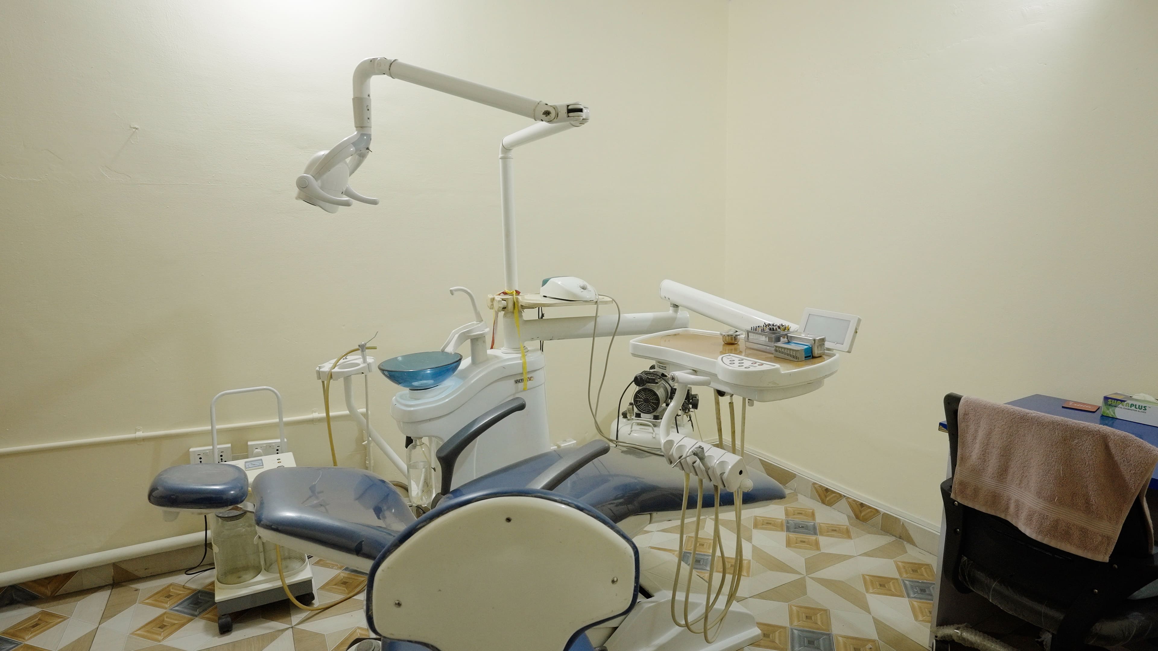 Lead dentist